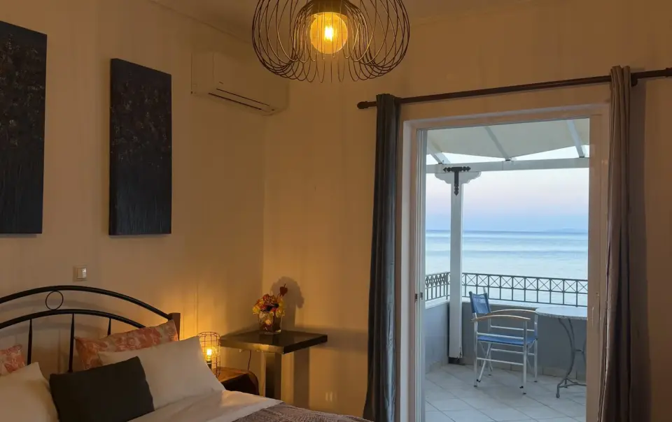 Standard Triple Room with Sea View bed