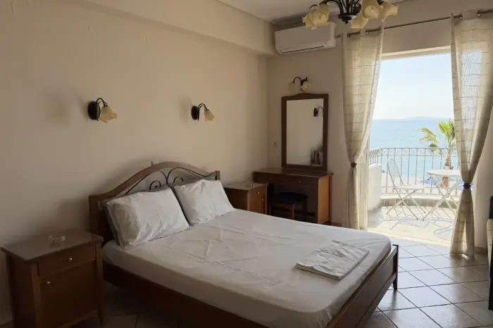 Standard Double Room with Sea View Bed