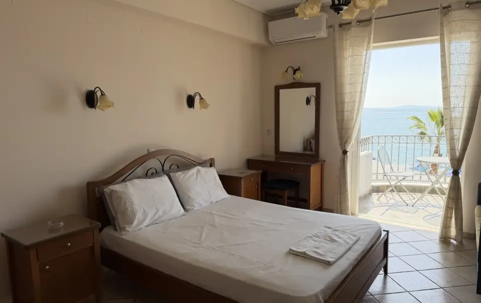 Standard Double Room with Sea View Bed